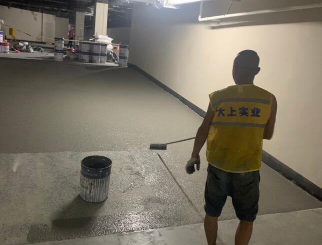 停车场涂刷底漆