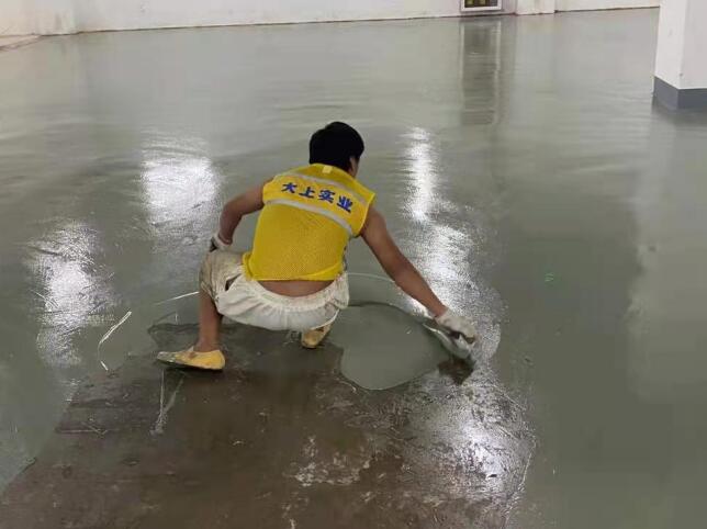 停车场地坪漆施工中涂