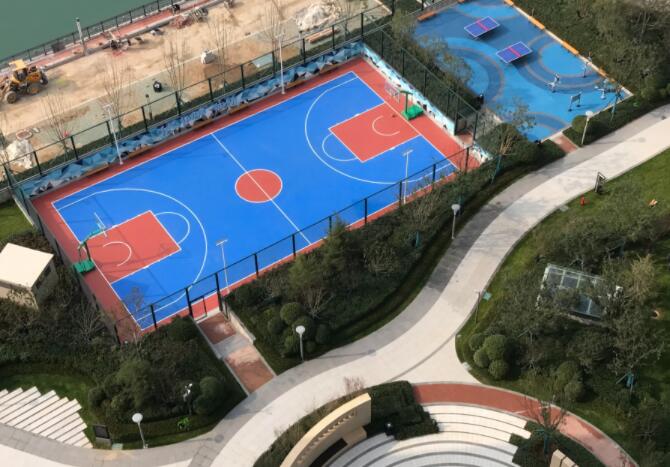 华润威海湾九里，小区自带海景篮球场