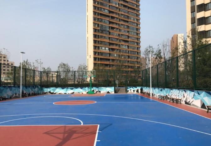 华润威海湾九里，小区自带海景篮球场