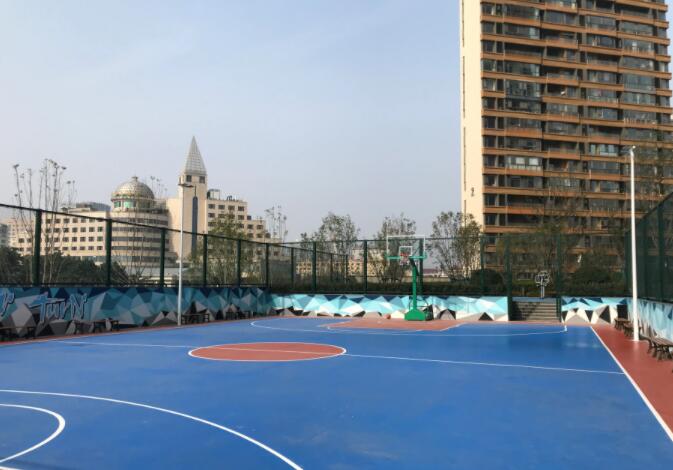 华润威海湾九里，小区自带海景篮球场