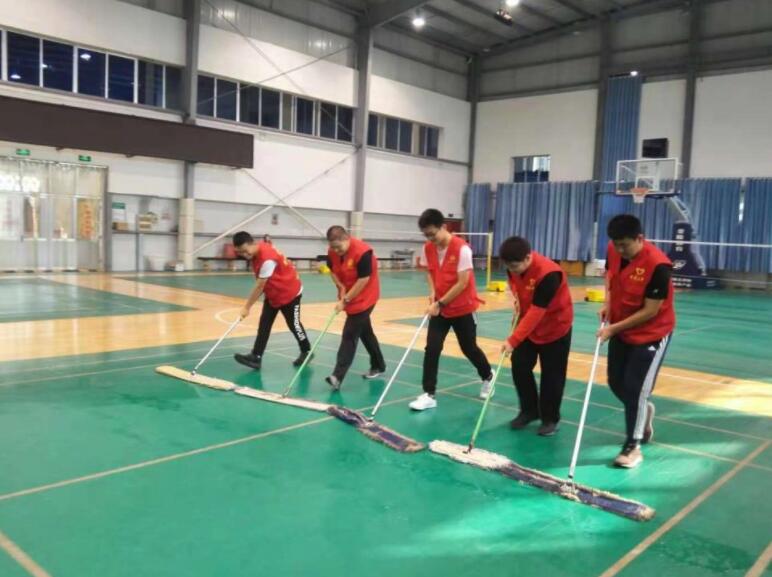 运动场地胶怎么清洗