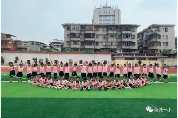 学生们在新建运动场上活动