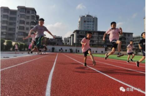 学生们在新建塑胶跑道上活动