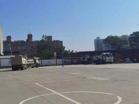 塑胶操场施工中