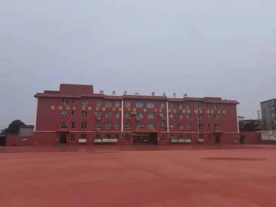 塑胶操场施工中