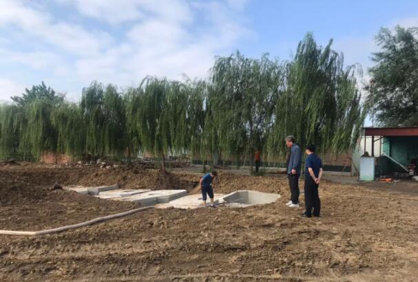 校领导研究操场西侧水冲厕所蓄水池建设
