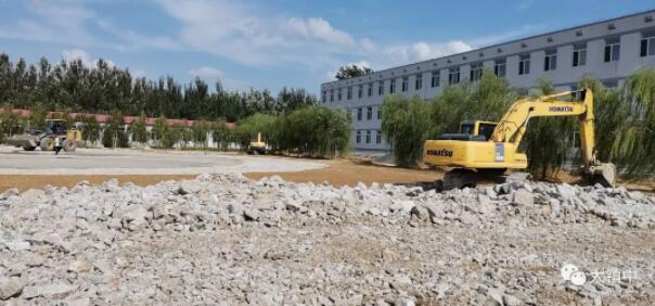 基层砂垫铺平，操场西侧篮球场建设