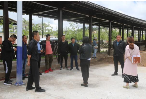 建兴乡召开现场办公会推进广场篮球场建设进度