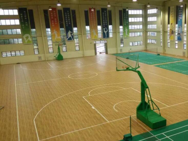 篮球场地面用什么颜色