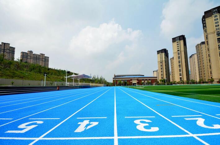 学校操场地面铺塑胶跑道