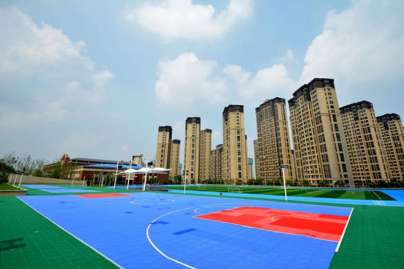 学校操场地面铺悬浮地板篮球场