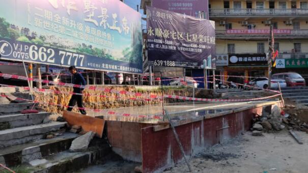 崭新的球场加建数十平方米的观礼颁奖台和文化墙