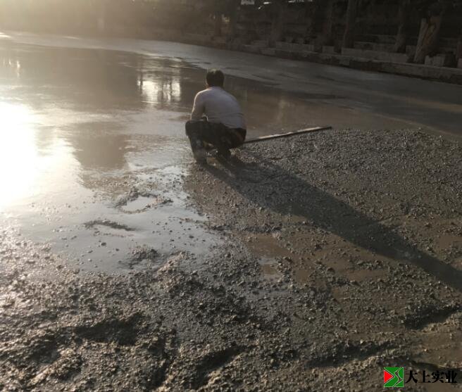 浇筑混凝土
