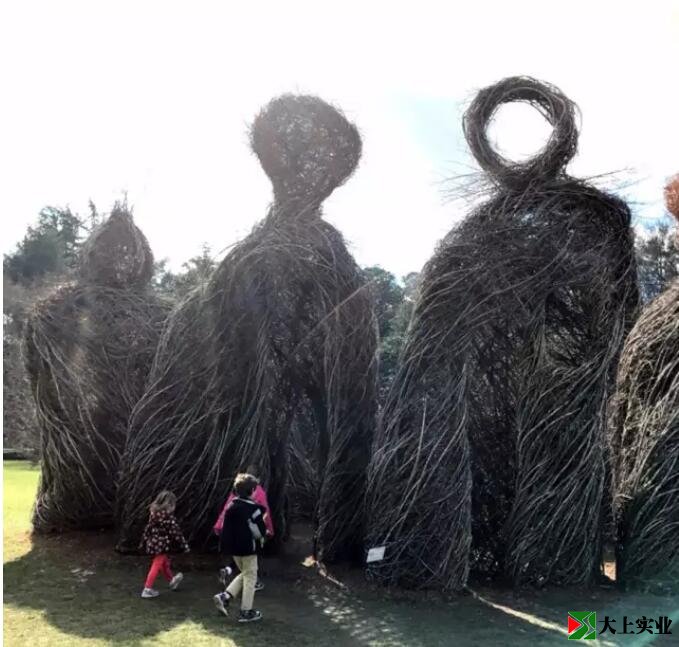 图6 杜克大学花园草坪中的大型雕塑