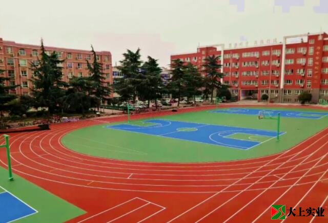 学校铺设塑胶运动场