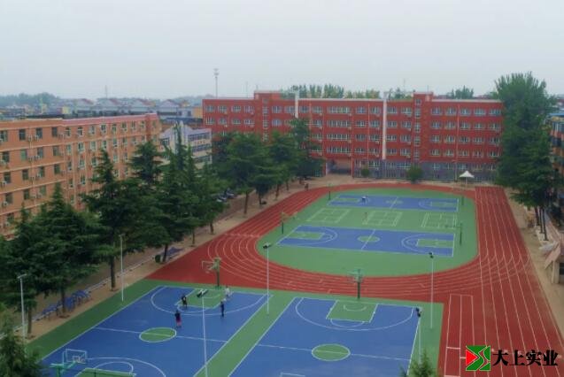 学校铺设塑胶运动场