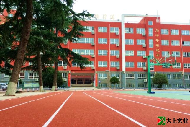 学校铺设塑胶运动场