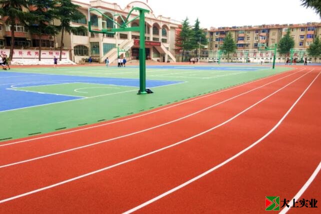 学校铺设塑胶运动场圆满竣工