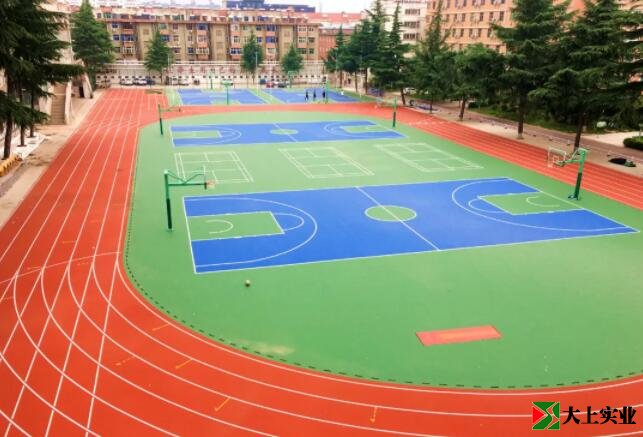 学校铺设塑胶运动场圆满竣工