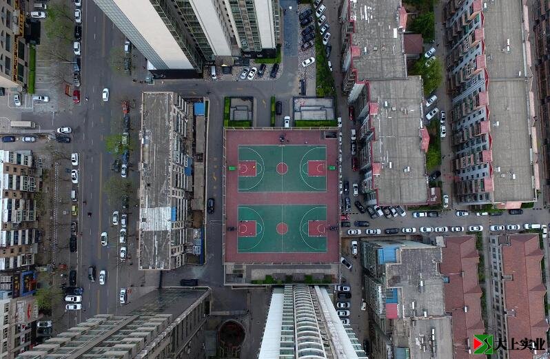楼顶的篮球场