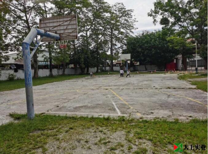 改造前的篮球场