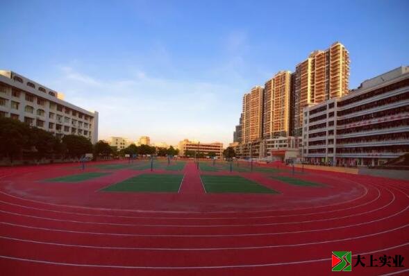 400米的环型塑胶跑道