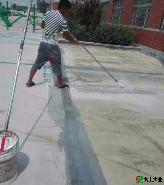 篮球场地坪漆施工滚涂底漆