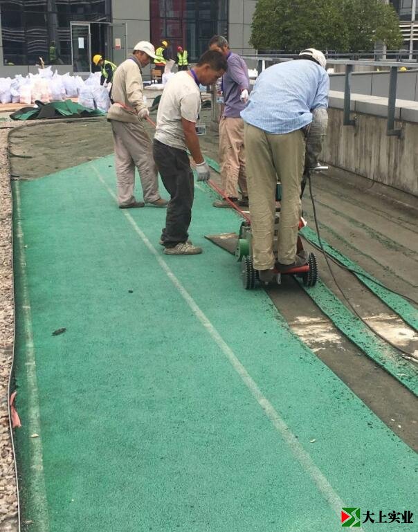 原塑胶跑道铲除中
