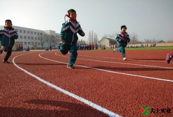 学生在塑胶跑道上跑步