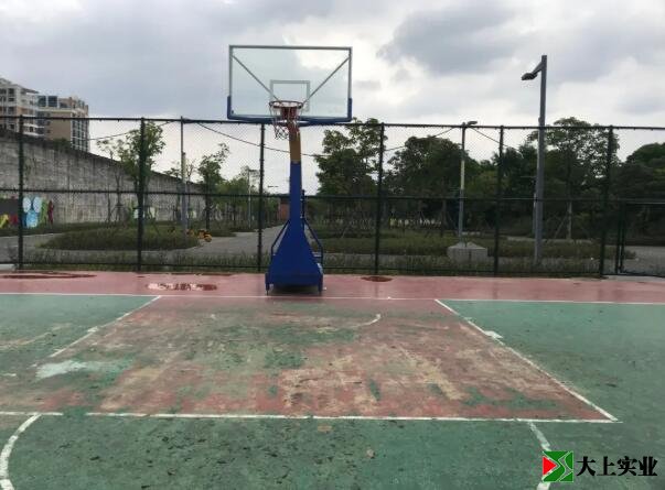 破损严重的塑胶篮球场