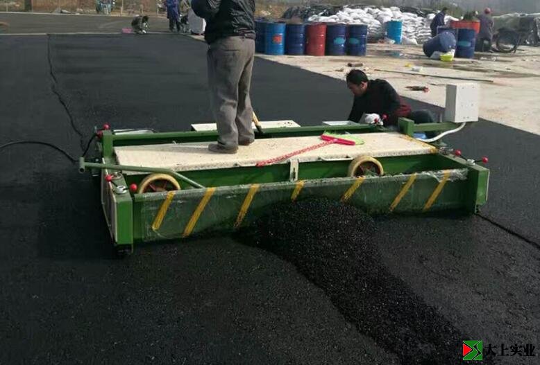 塑胶跑道摊铺机