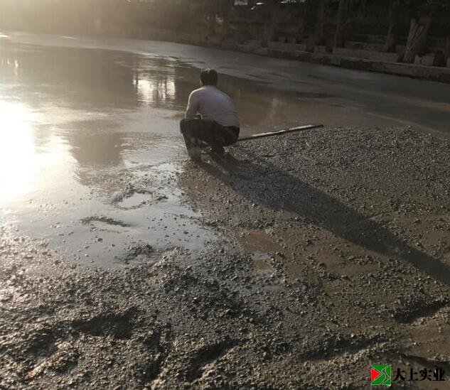 浇筑混凝土
