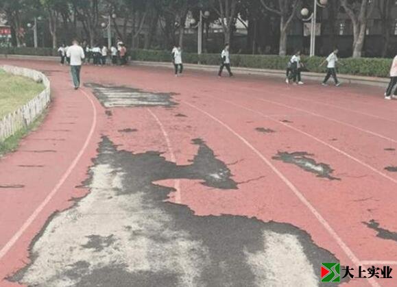 需要铲除的塑胶跑道