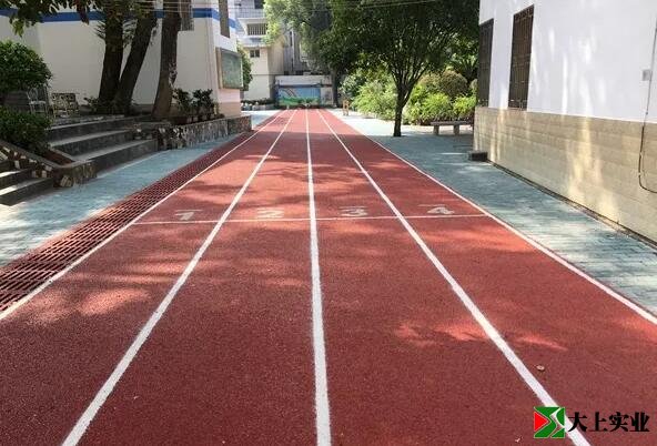崭新的跑道