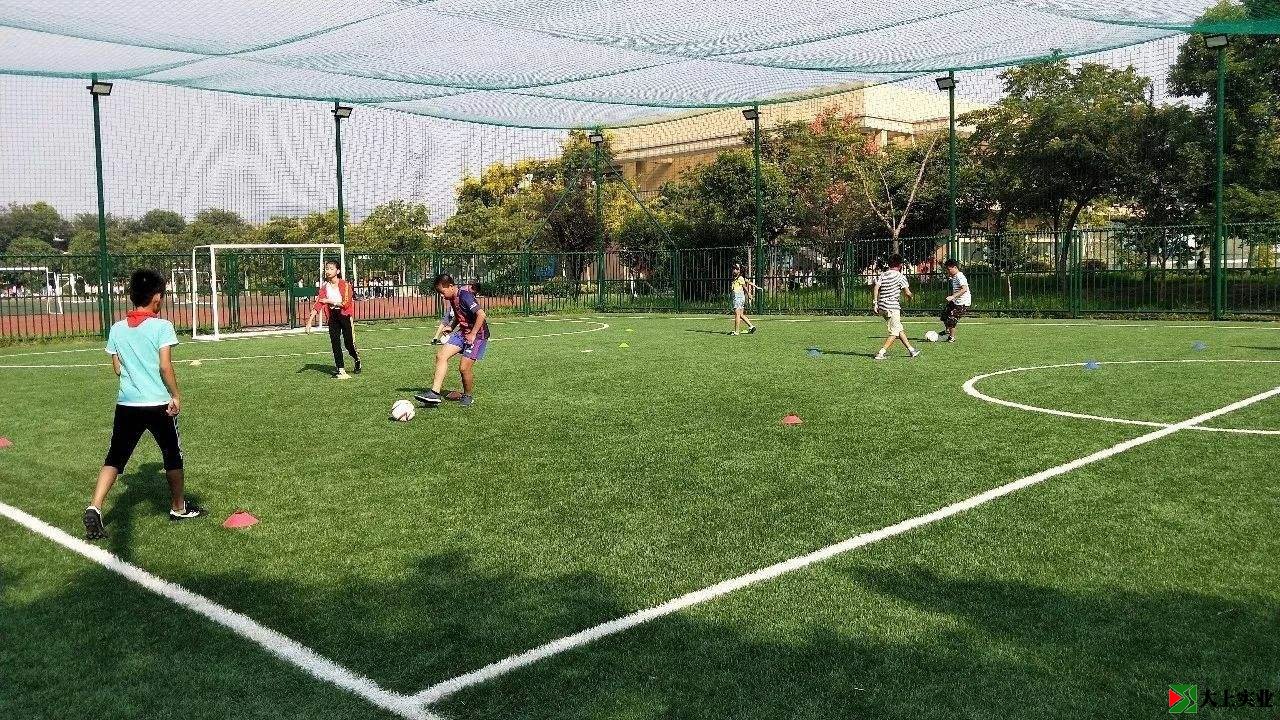 笼式足球场